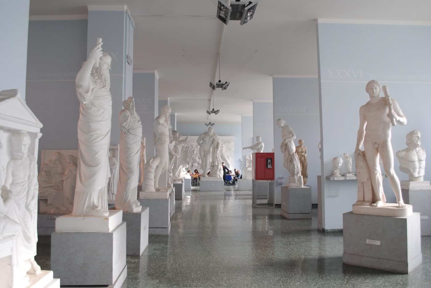 Calchi in gesso di sculture greche esposti in ordine cronologico alla Sapienza