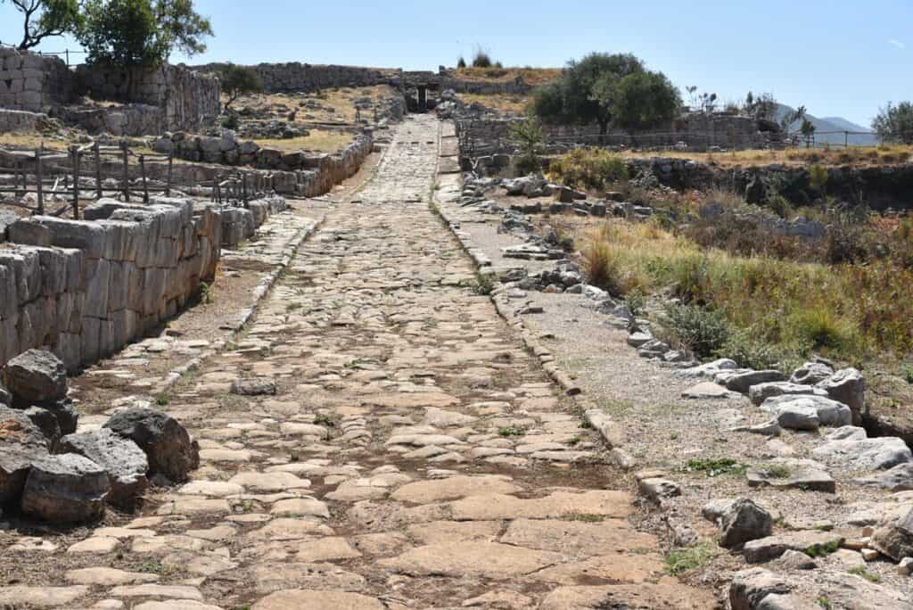 "Via Sacra" che conduceva al Tempio della "Mater Matuta" - Antica città di Satricum