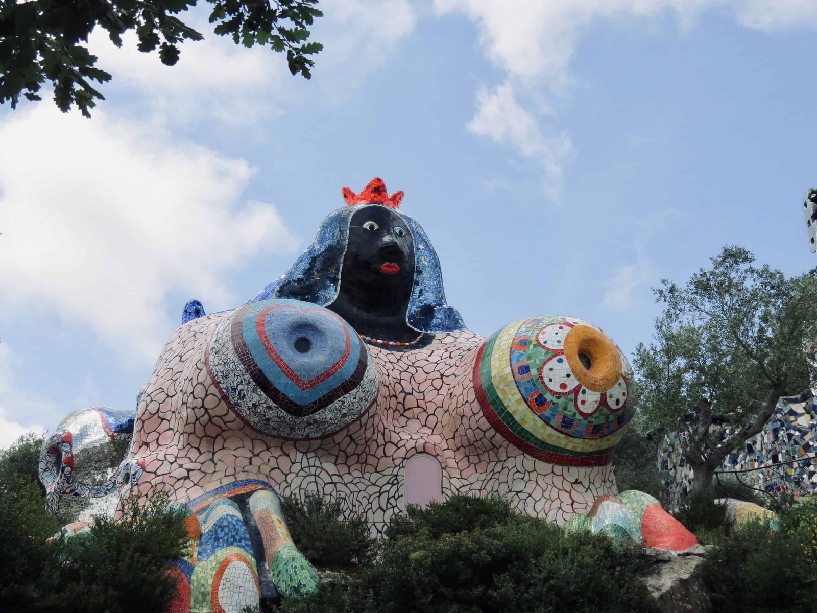 Mosaici di specchi e ceramica sulle sculture del Giardino dei Tarocchi