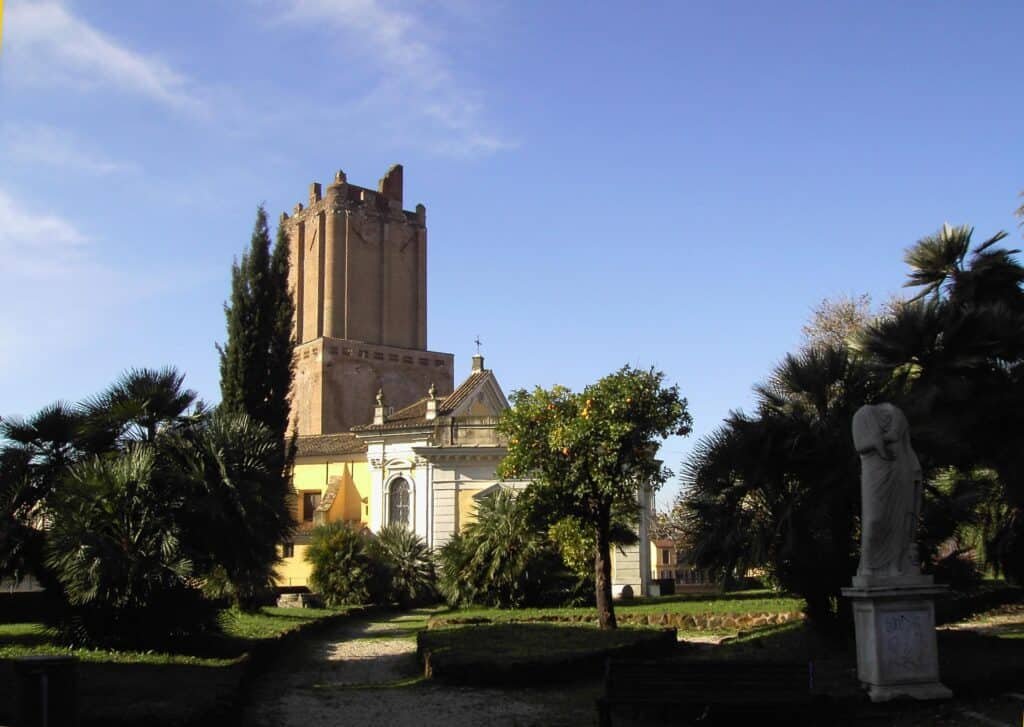 La torre pendente di Roma sopra il complesso dei Mercati di Traiano