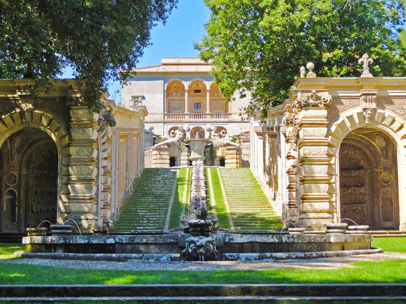 Veduta di Palazzo Farnese a Caprarola immerso nel verde dei Cimini