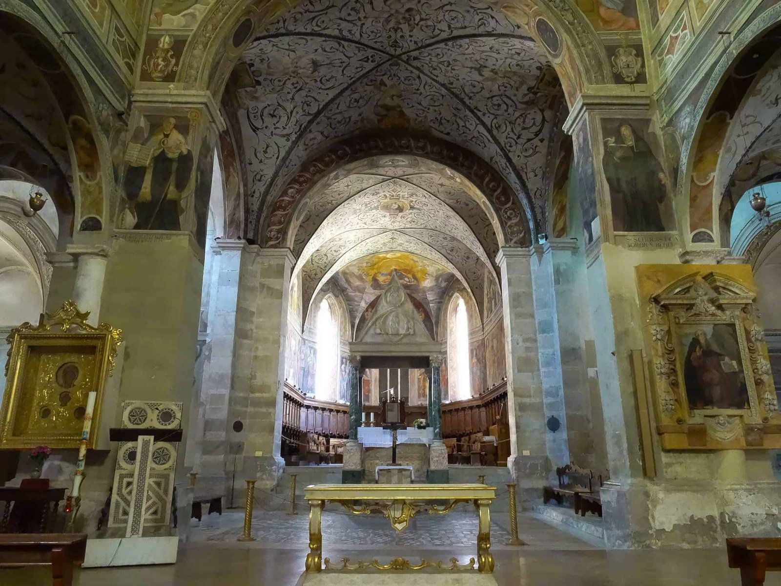 Abbazia di Farfa - altare della chiesa