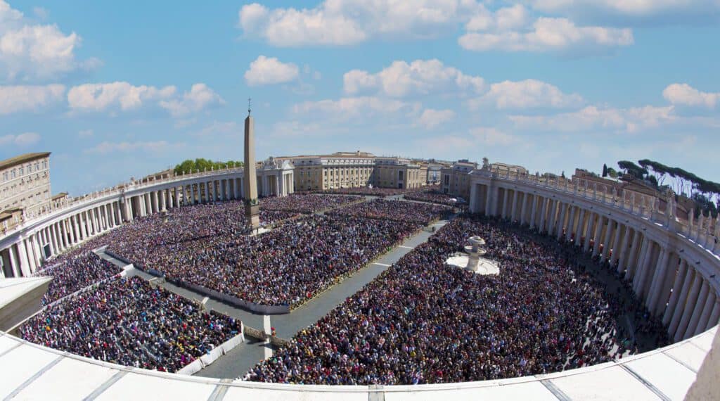 Città del Vaticano - Piazza San Pietro stracolma di credenti