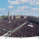 Citta del Vaticano Piazza San Pietro stracolma di credenti