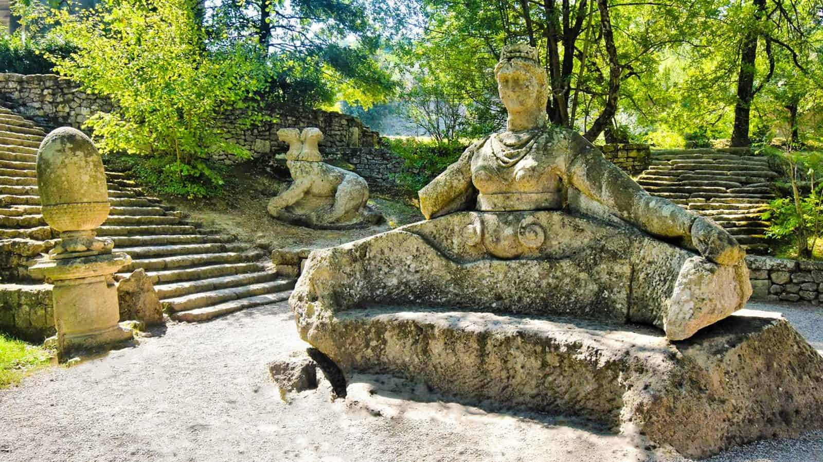 Parco dei Mostri Proserpina Cerbero e il piazzale delle pigne