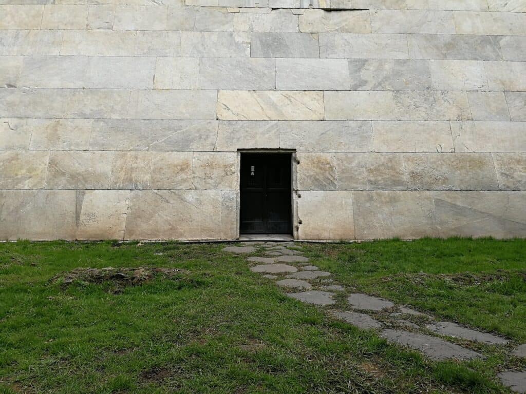 Piramide Cestia - ingresso