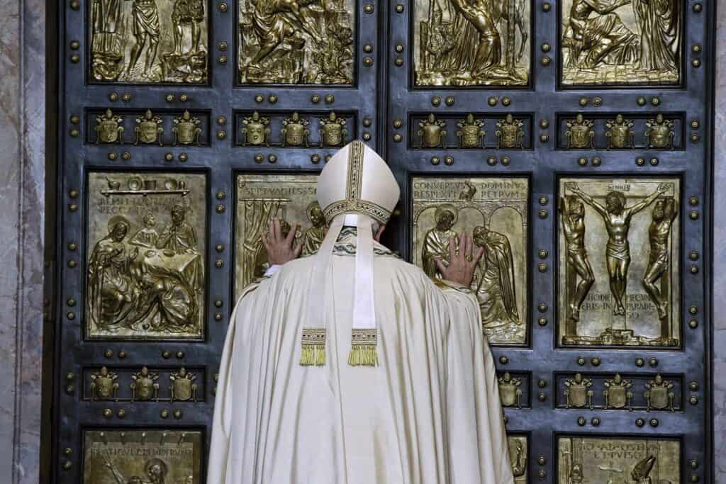 Una delle cinque porte della Basilica di San Pietro in Vaticano