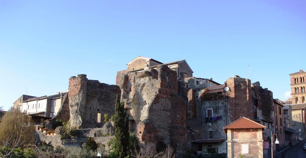 I resti delle terme romane di Caracalla, meglio note come Terme di Cellomaio, nel centro di Albano Laziale (RM)