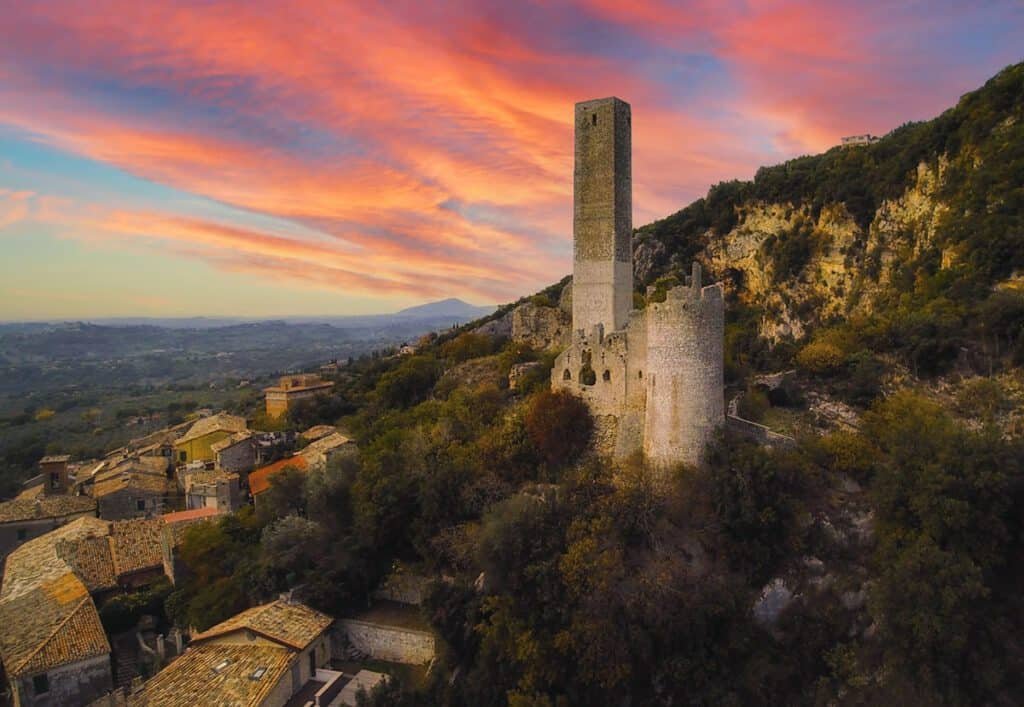 Catino -Torre pentagonale e resti del castello