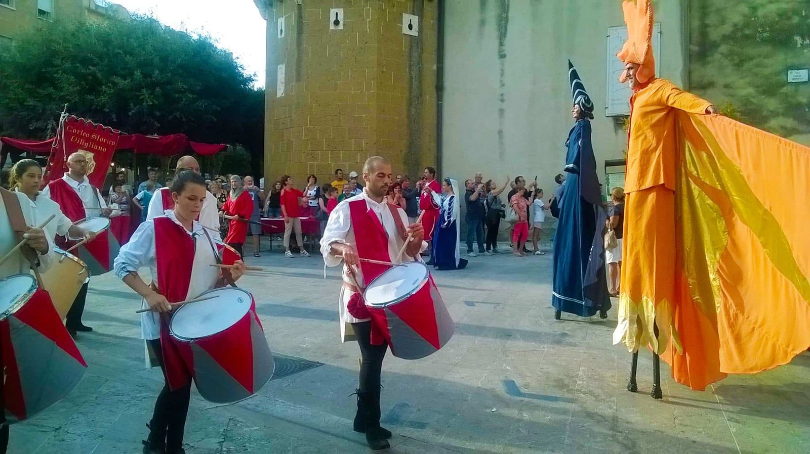 Il corteo storico in costume rinascimentale tra i vicoli di Pitigliano