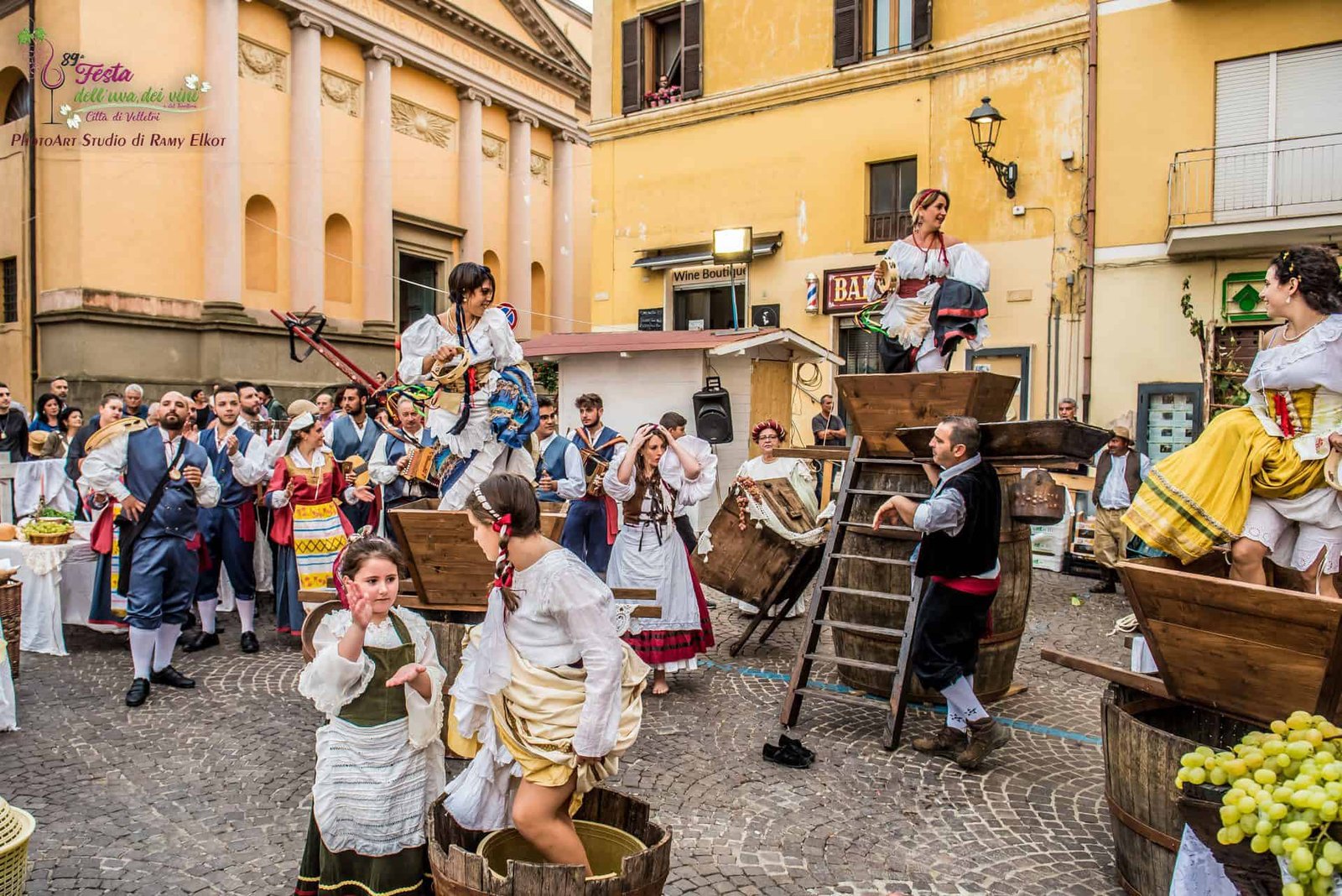 Meditrinalia oggi: la Festa dell'Uva e dei Vini di Velletri, con i tini e i costumi tradizionali