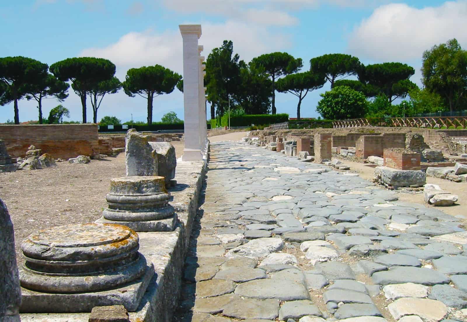 Minturno - La via Appia nel sito archeologico di Minturnae