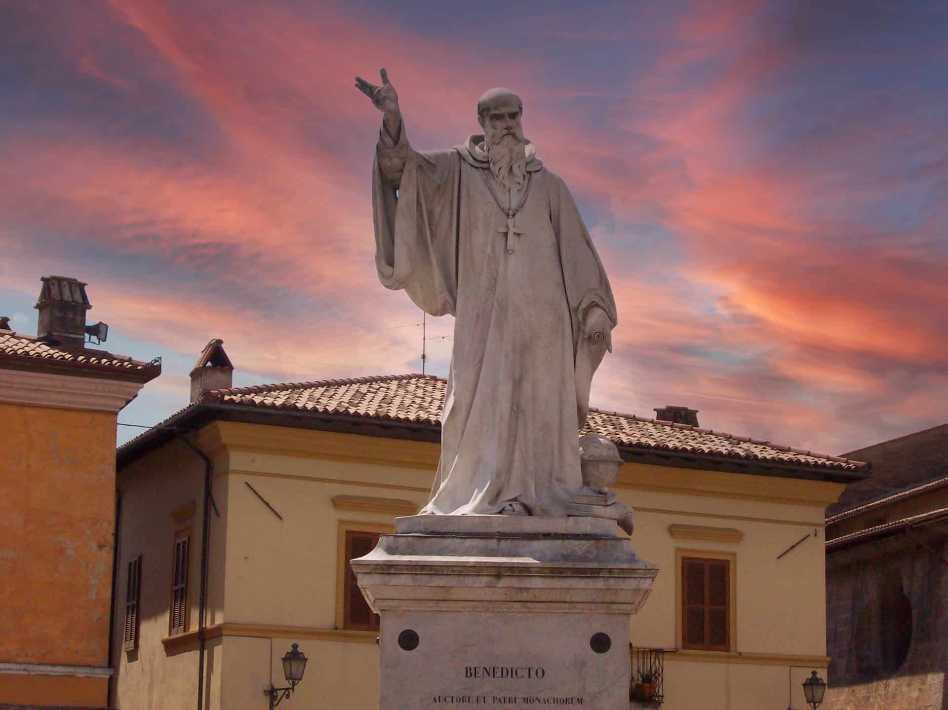 Statua in piazza San Benedetto da Norcia PG