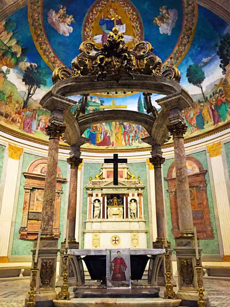 Basilica di Santa Croce in Gerusalemme - Altare Maggiore con baldacchino ed urna di basalto contenente parte considerevole dei corpi di san Cesario di Terracina e di sant'Anastasio martire