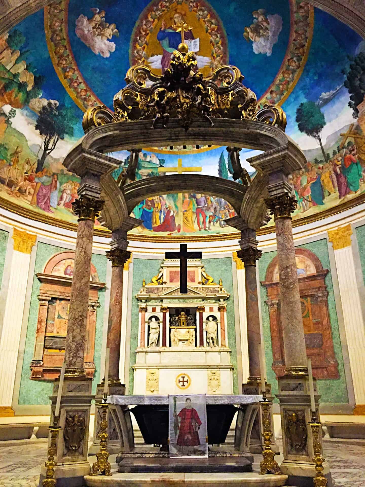 Basilica di Santa Croce in Gerusalemme, Altare Maggiore con baldacchino ed urna di basalto