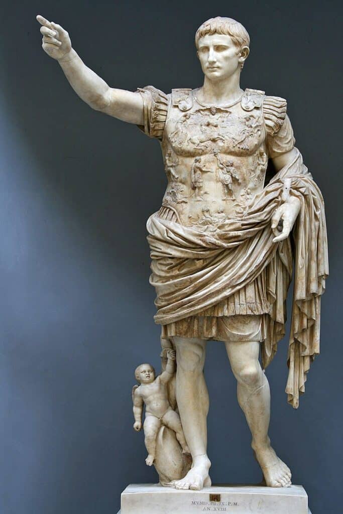 La statua di Augusto loricato esposta ai Musei Vaticani - ritrovata nella Villa di Livia a Prima Porta - Roma