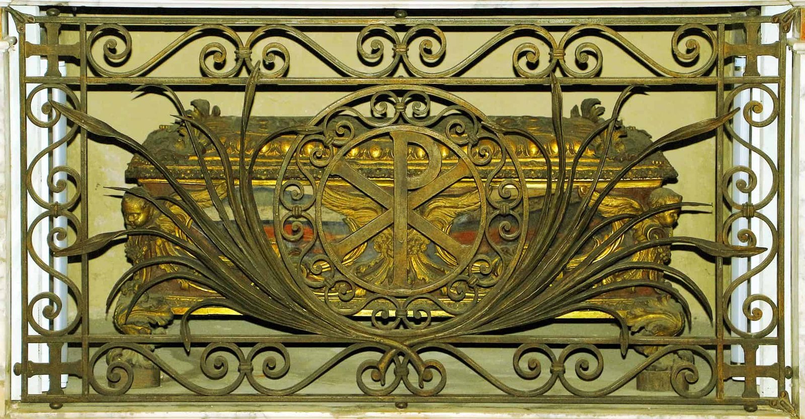 L'urna settecentesca che contiene la graticola di san Lorenzo, chiesa di San Lorenzo in Lucina, Roma
