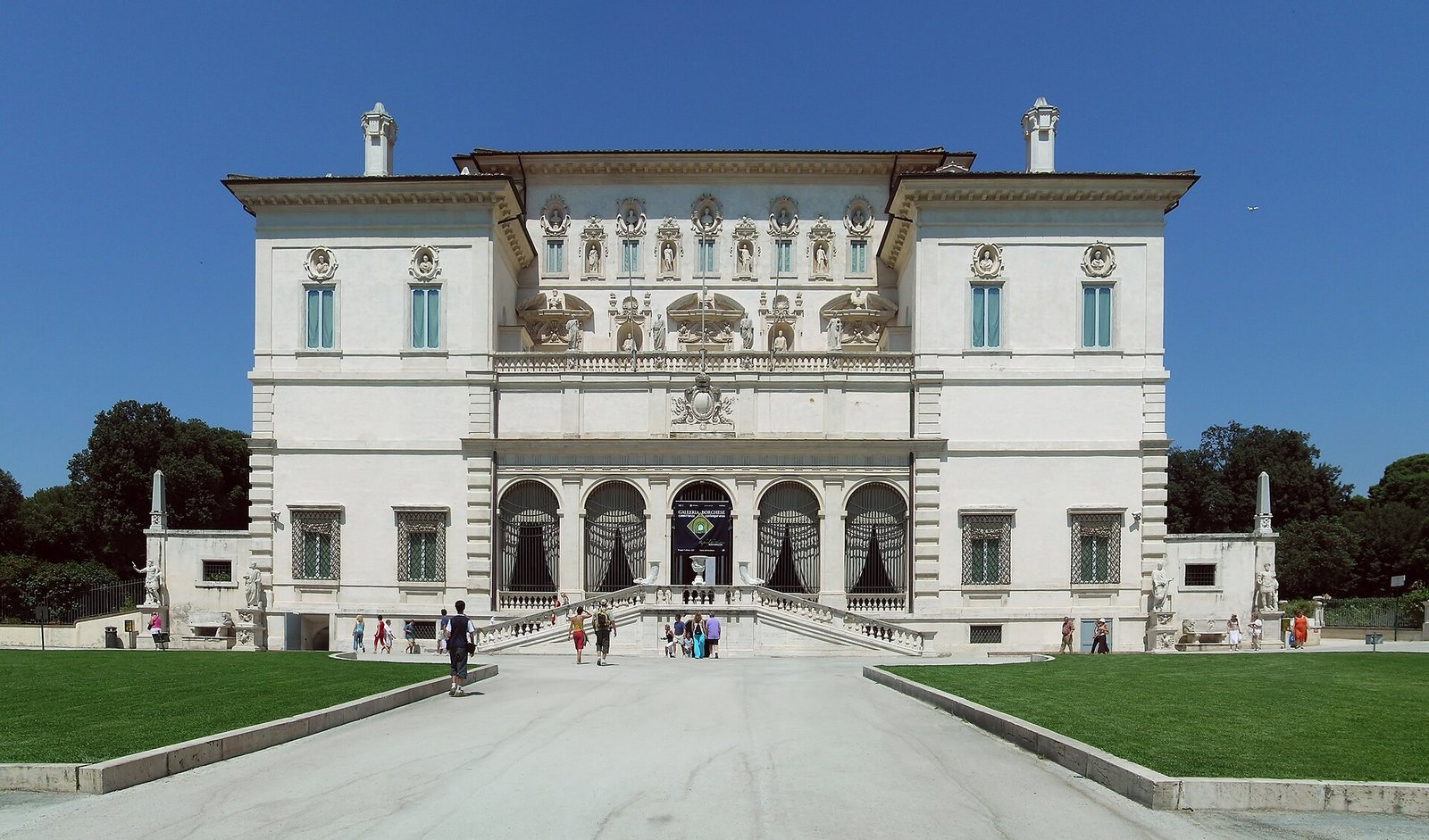 La facciata della Galleria Borghese in piazzale Scipione Borghese