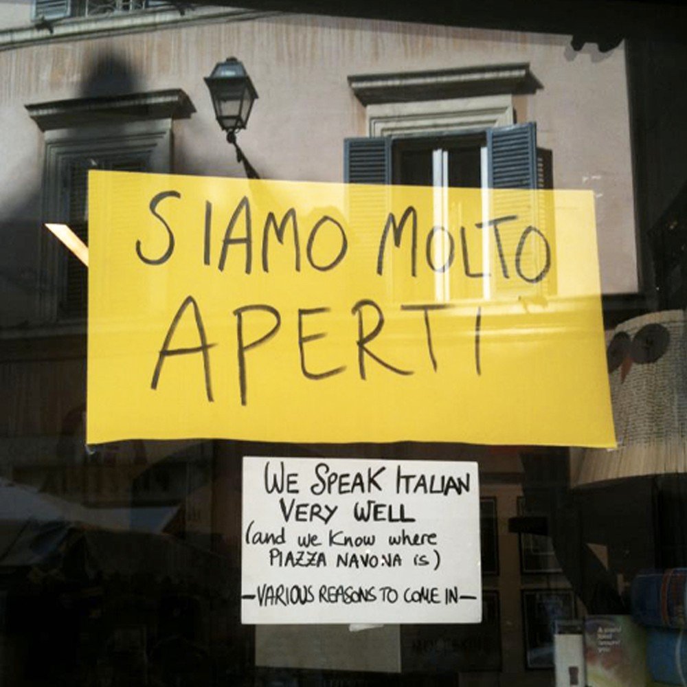 La vetrina della libreria Altroquando con il cartello scritto a mano