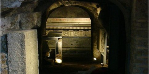 L'interno del Sepolcro degli Scipioni con il sarcofago