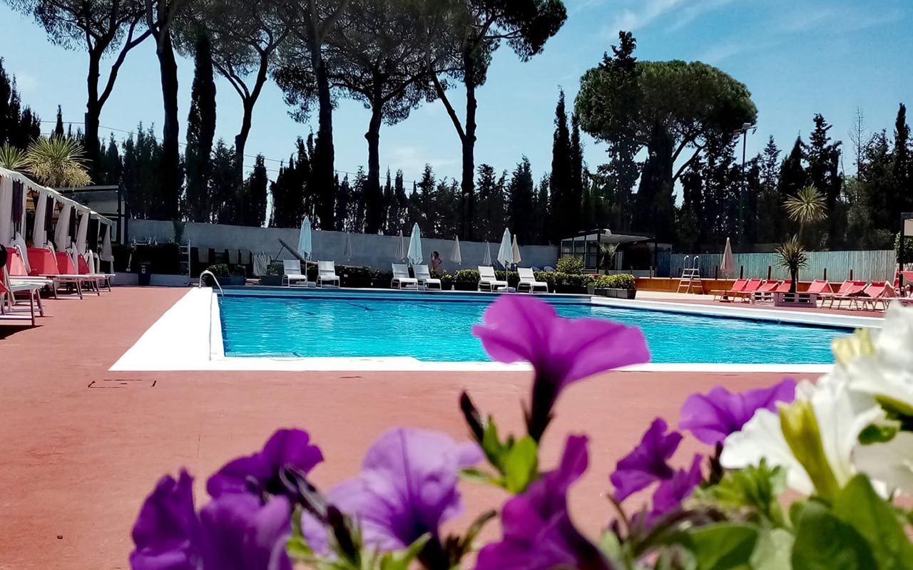 Piscina estiva dell Appio Claudio Tennis Club fra i pini del Parco degli Acquedotti