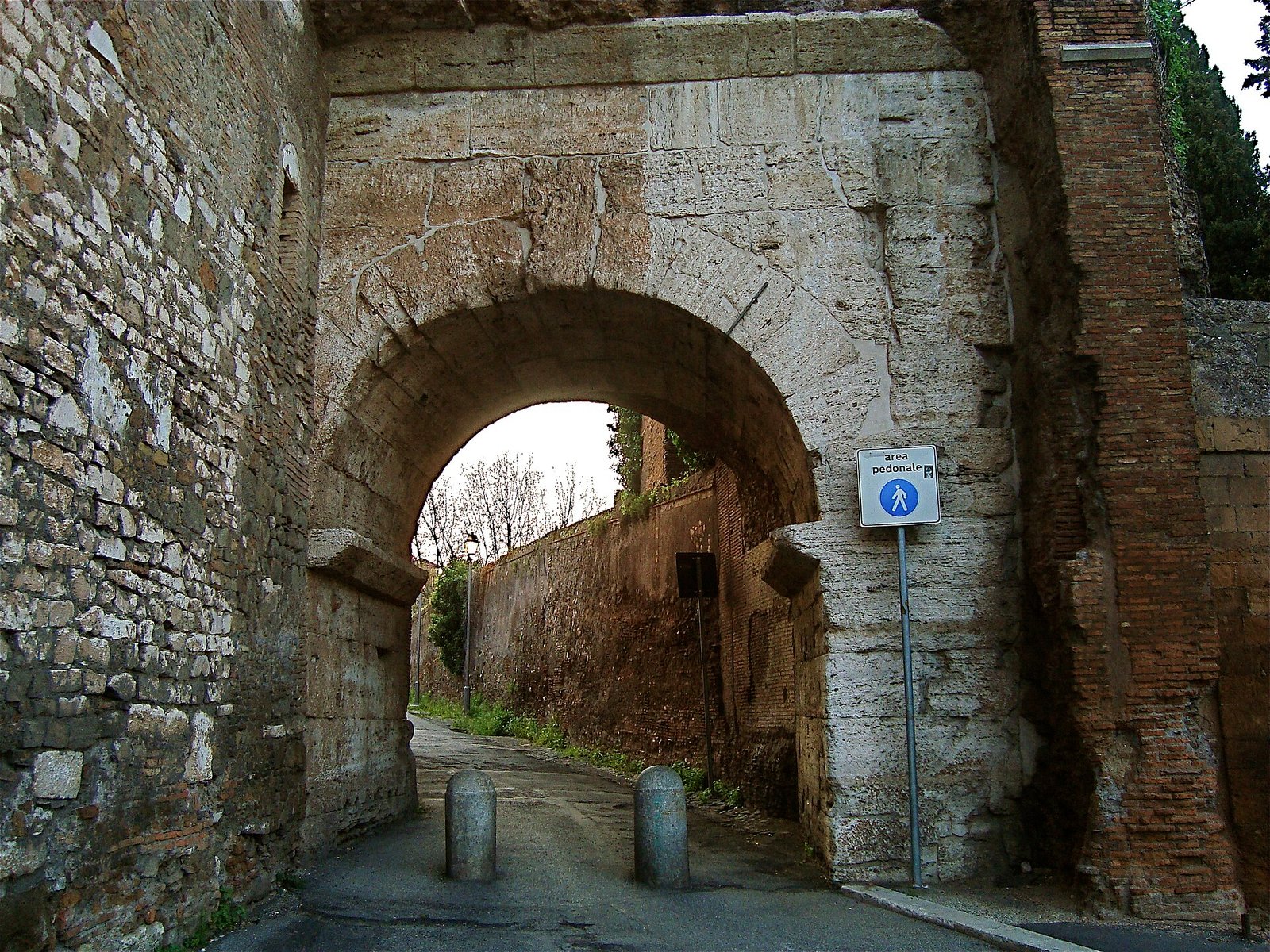 Arco di Dolabella e Silano sul Celio visto dal lato esterno