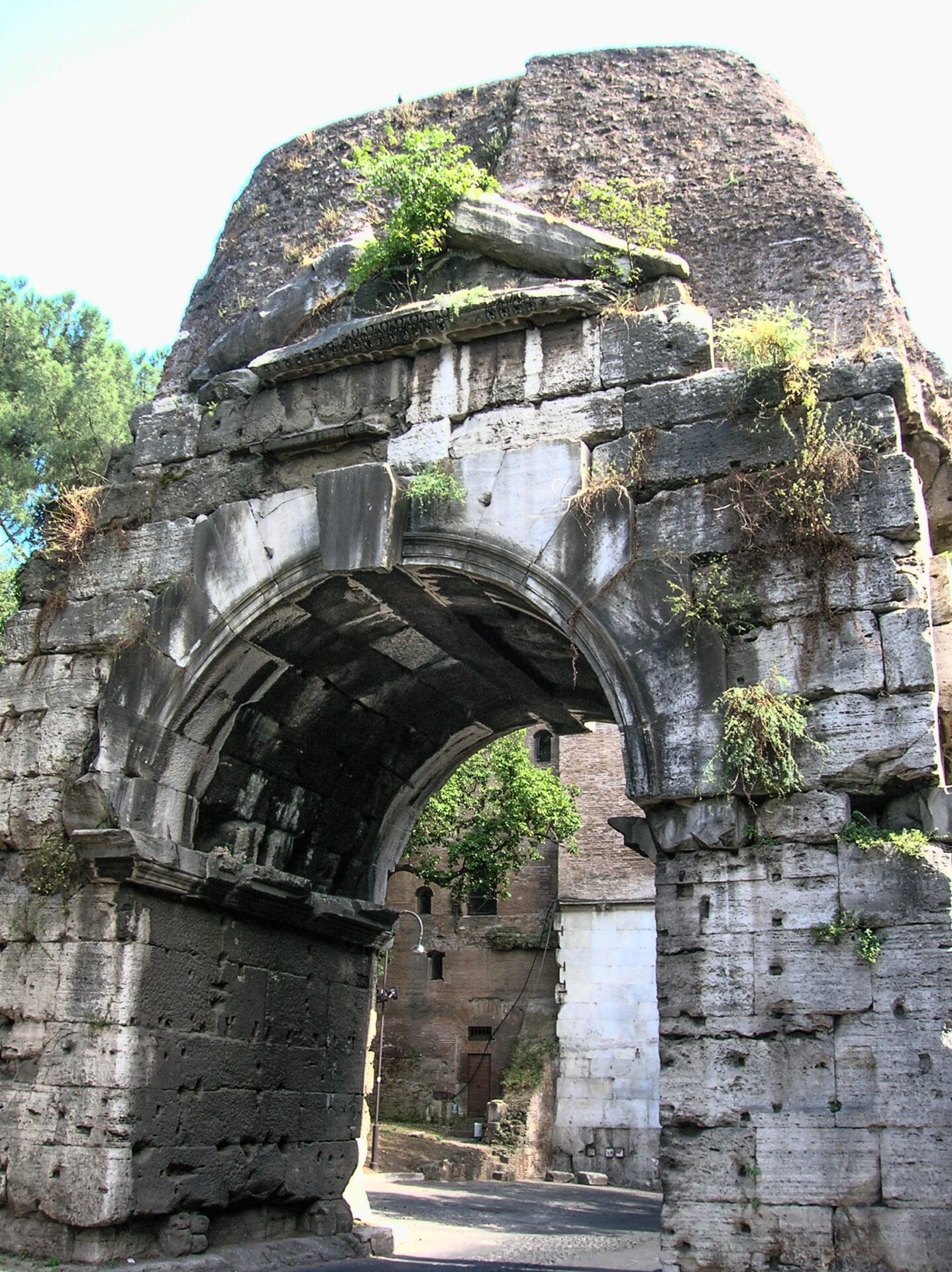 Arco di Druso visto dal lato verso la città