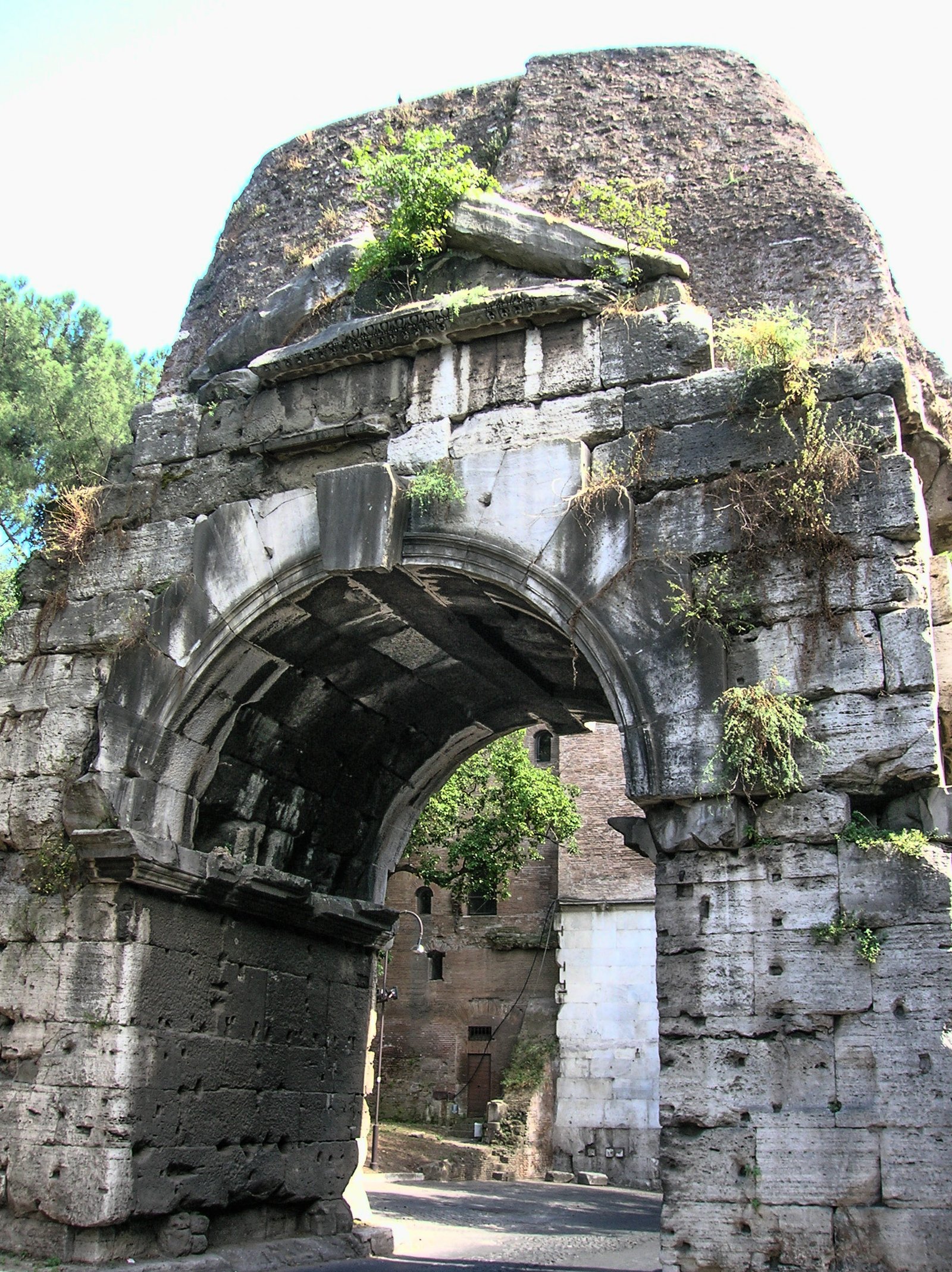 Arco di Druso visto dal lato verso la città