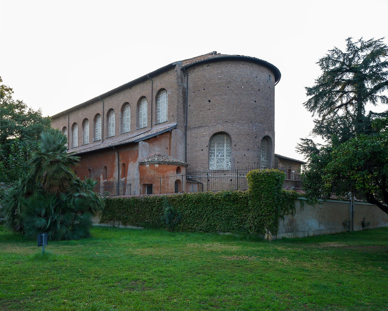 Armilustrium: esterno della basilica di Santa Sabina all'Aventino, vicino al luogo della festa delle armi