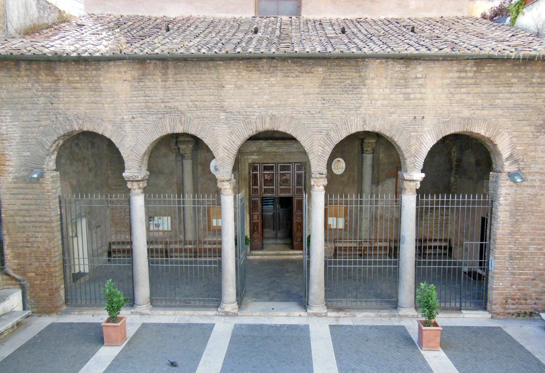 Il portico della basilica di San Vitale a via Nazionale