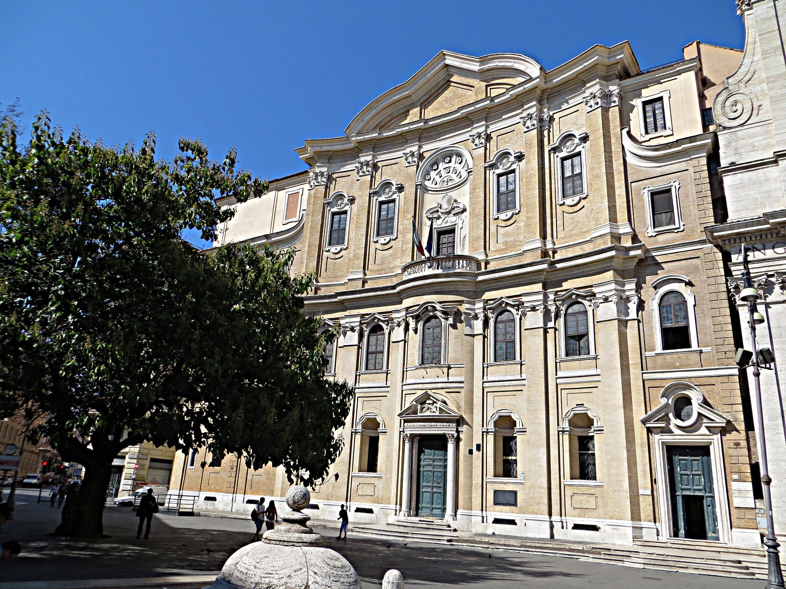La Biblioteca Vallicelliana, accanto alla Chiesa Nuova