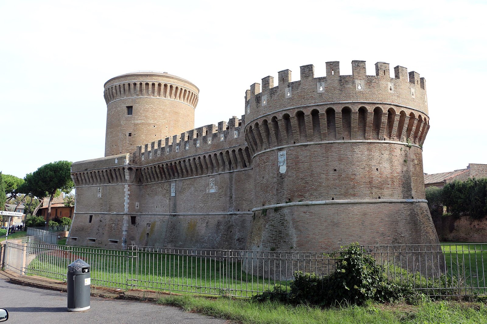 Il castello nel borgo di Ostia Antica