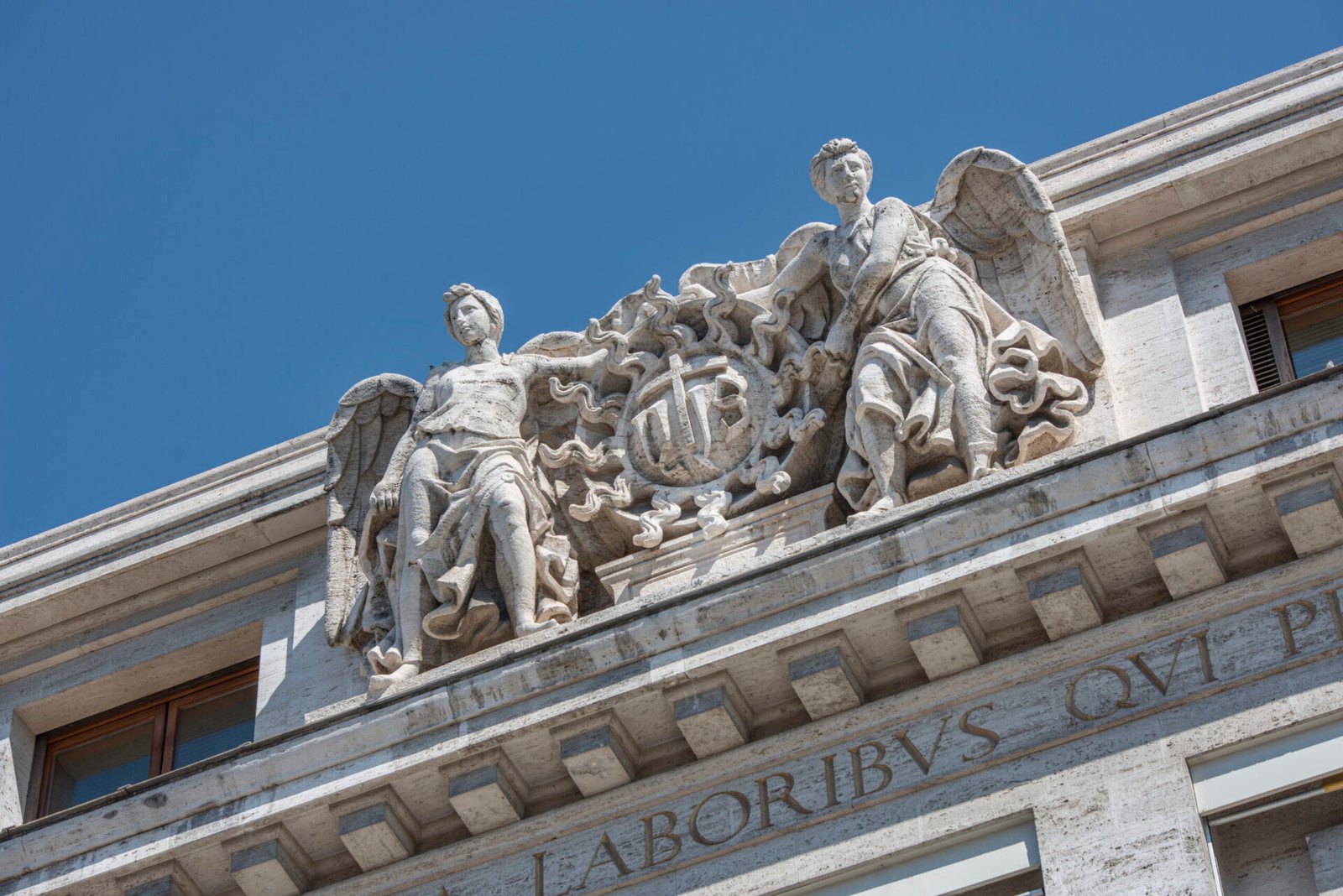 Il gruppo scultoreo sul coronamento dell'Auditorium Conciliazione, in via della Conciliazione 4