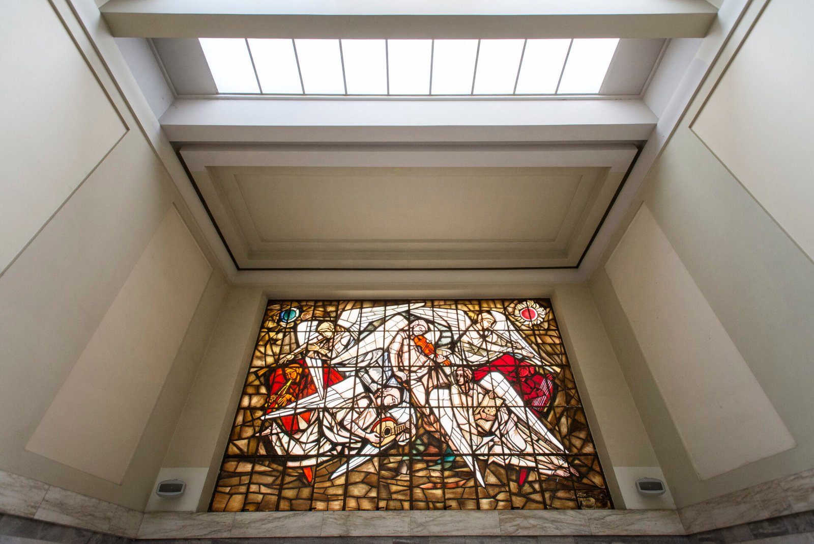 Il lucernario e la vetrata policroma all'interno dell'Auditorium Conciliazione