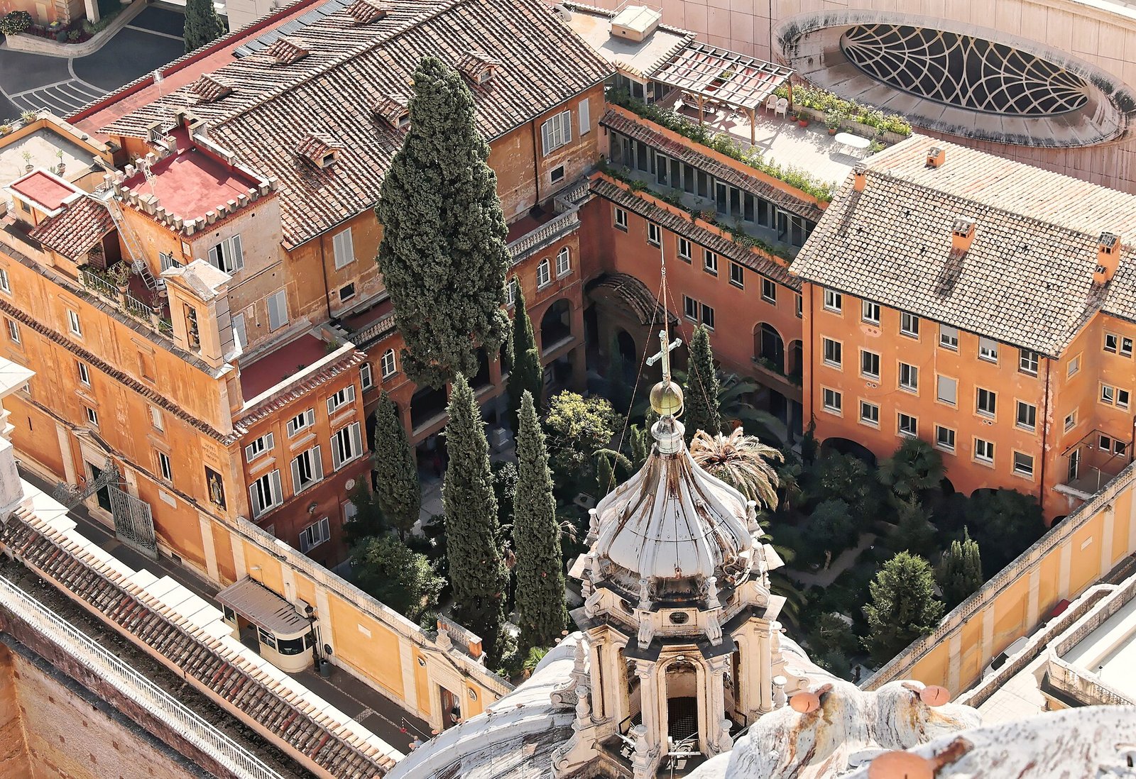 Il Campo Santo Teutonico visto dalla cupola di San Pietro