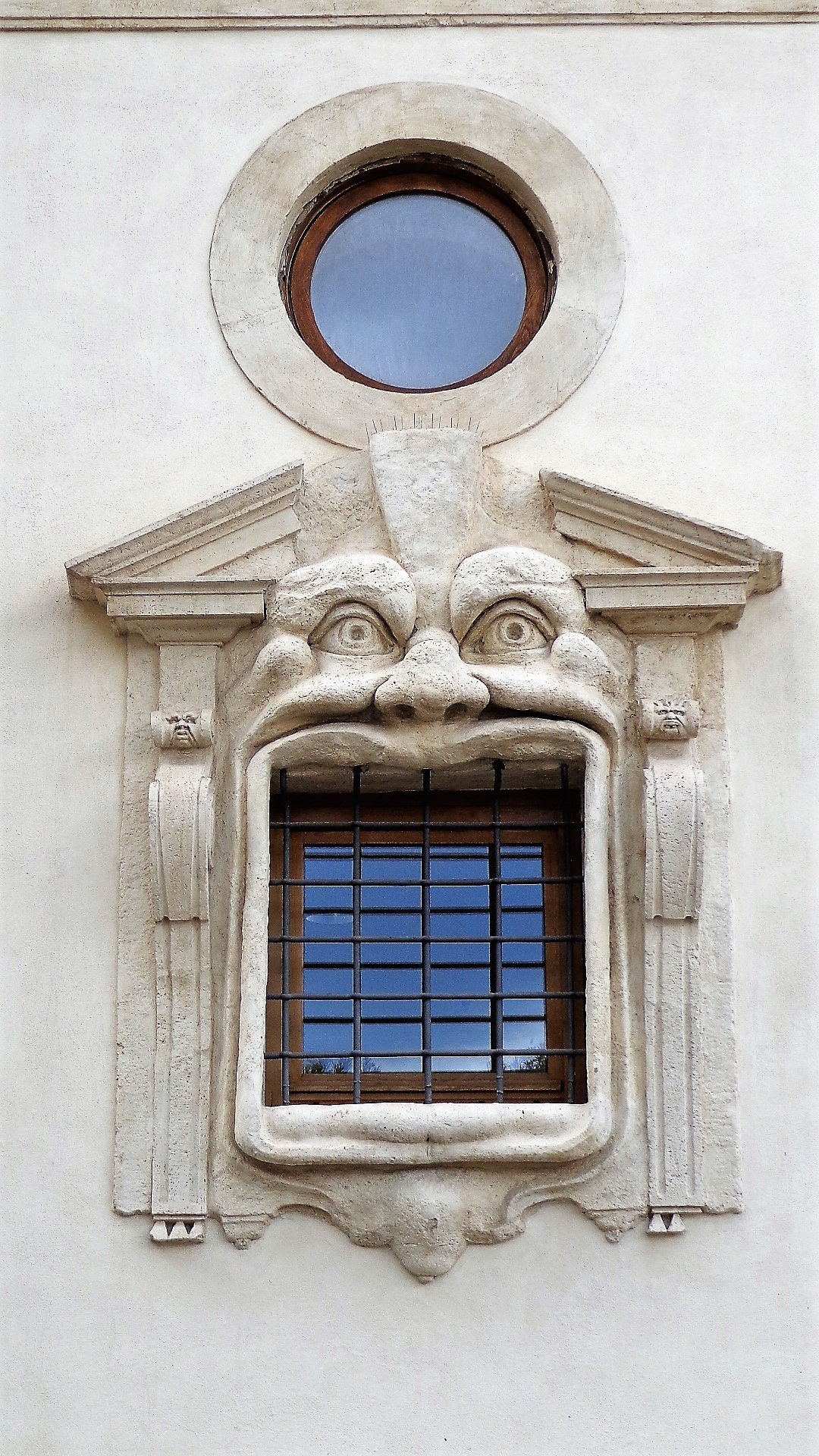 Palazzo Zuccari in via Gregoriana, la casa dei mostri, con i portali a forma di bocca