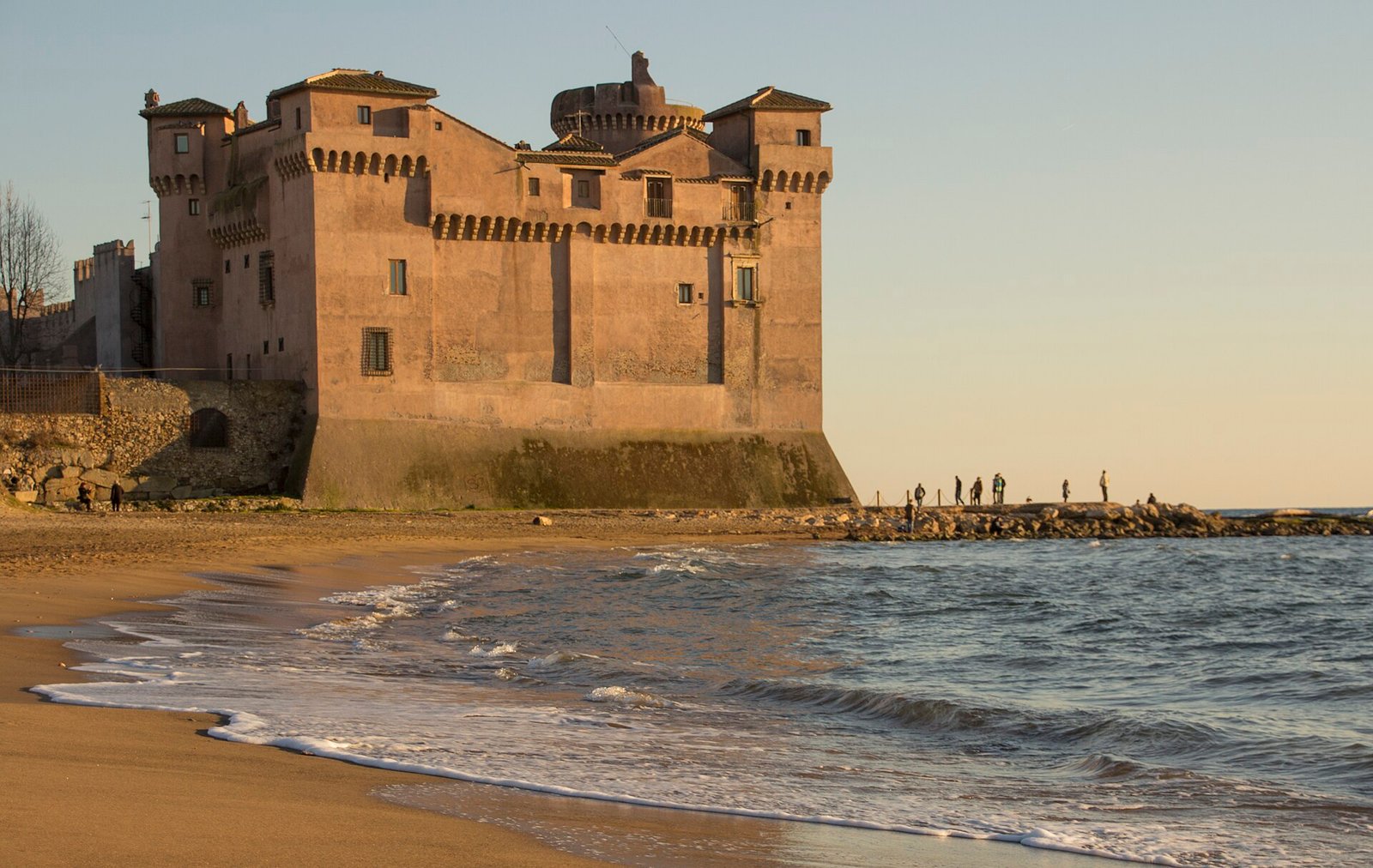Il castello di Santa Severa sul litorale a nord di Roma