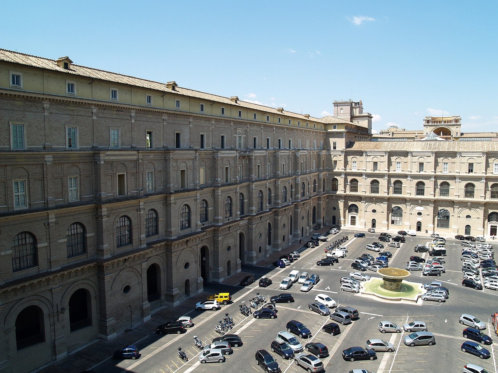 Il Cortile del Belvedere; sul fondo l'edificio della Biblioteca Apostolica Vaticana
