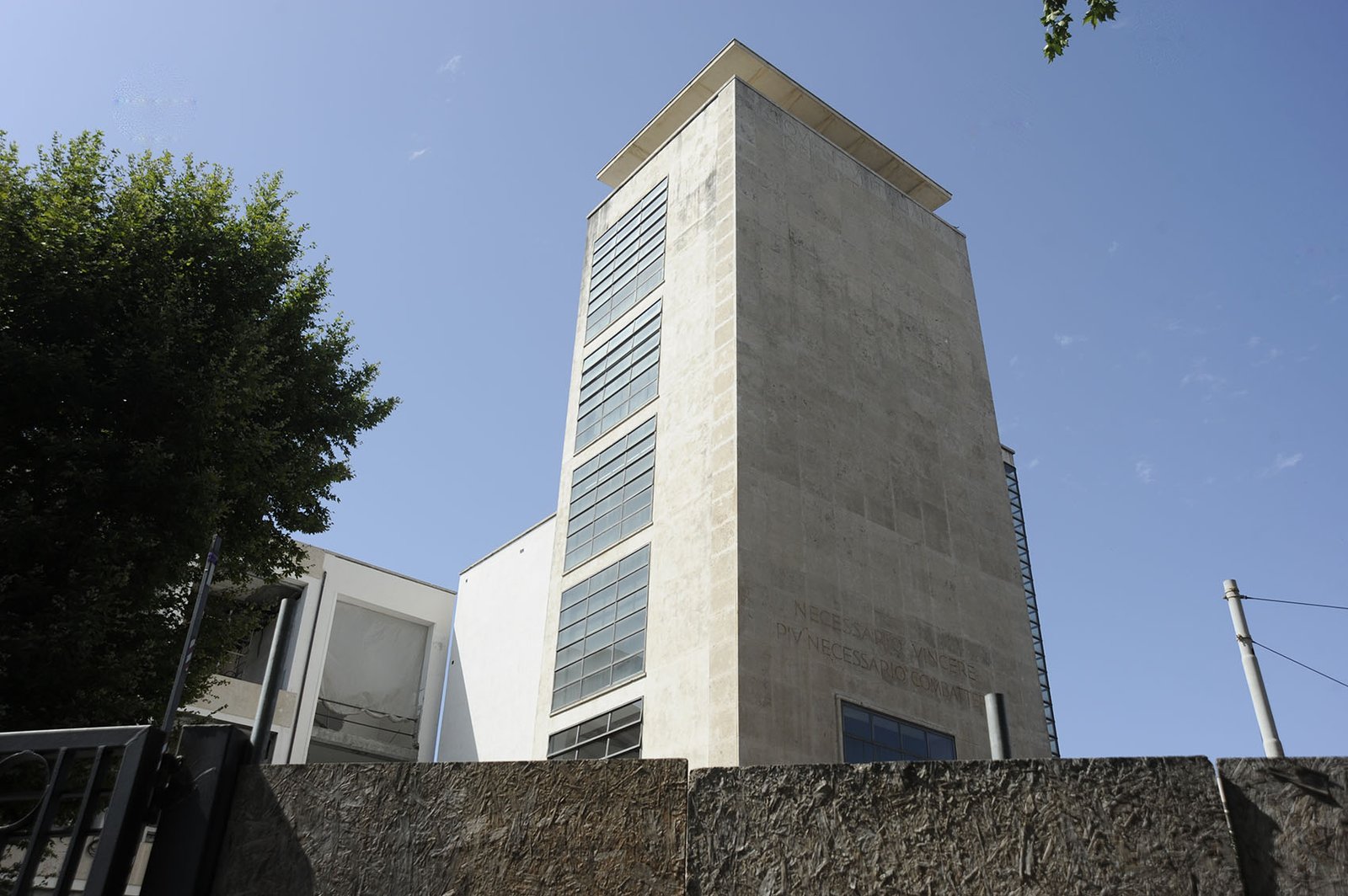 La torre dell'ex Casa della GIL di Luigi Moretti su via Induno, sede del WeGil