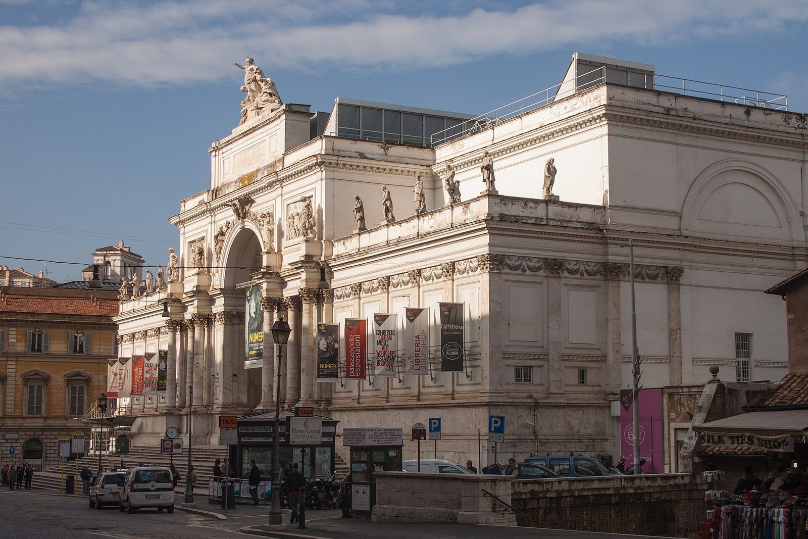 La facciata del Palazzo Esposizioni in via Nazionale, sede della rassegna