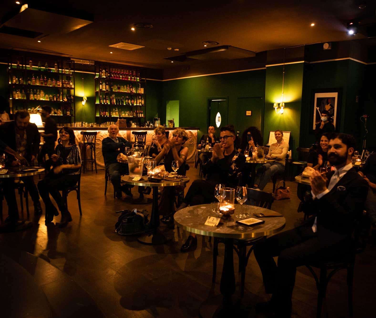 La sala dell'Ellington Club con il bancone e i tavoli durante una serata