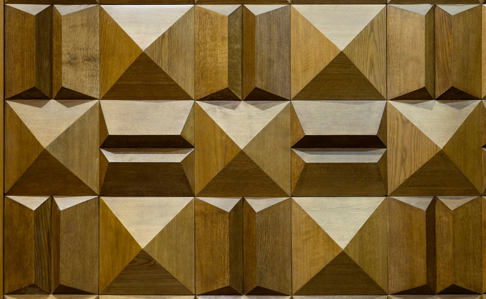 I pannelli di legno lavorati a punta di diamante dell'Auditorium Conciliazione