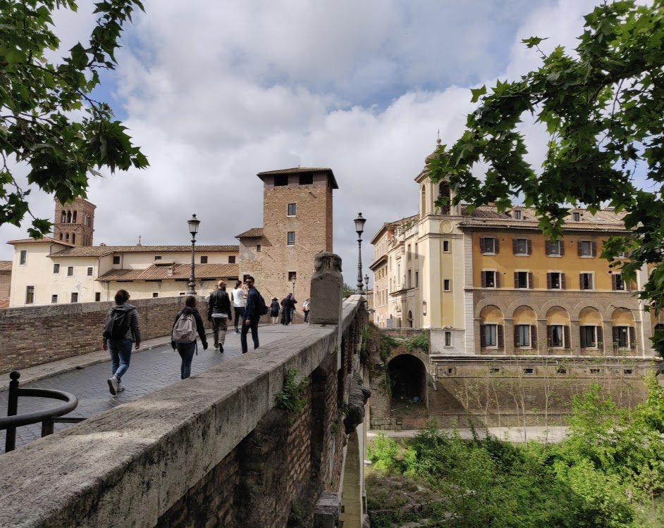 Isola Tiberina vista dal Lungotevere de' Cenci