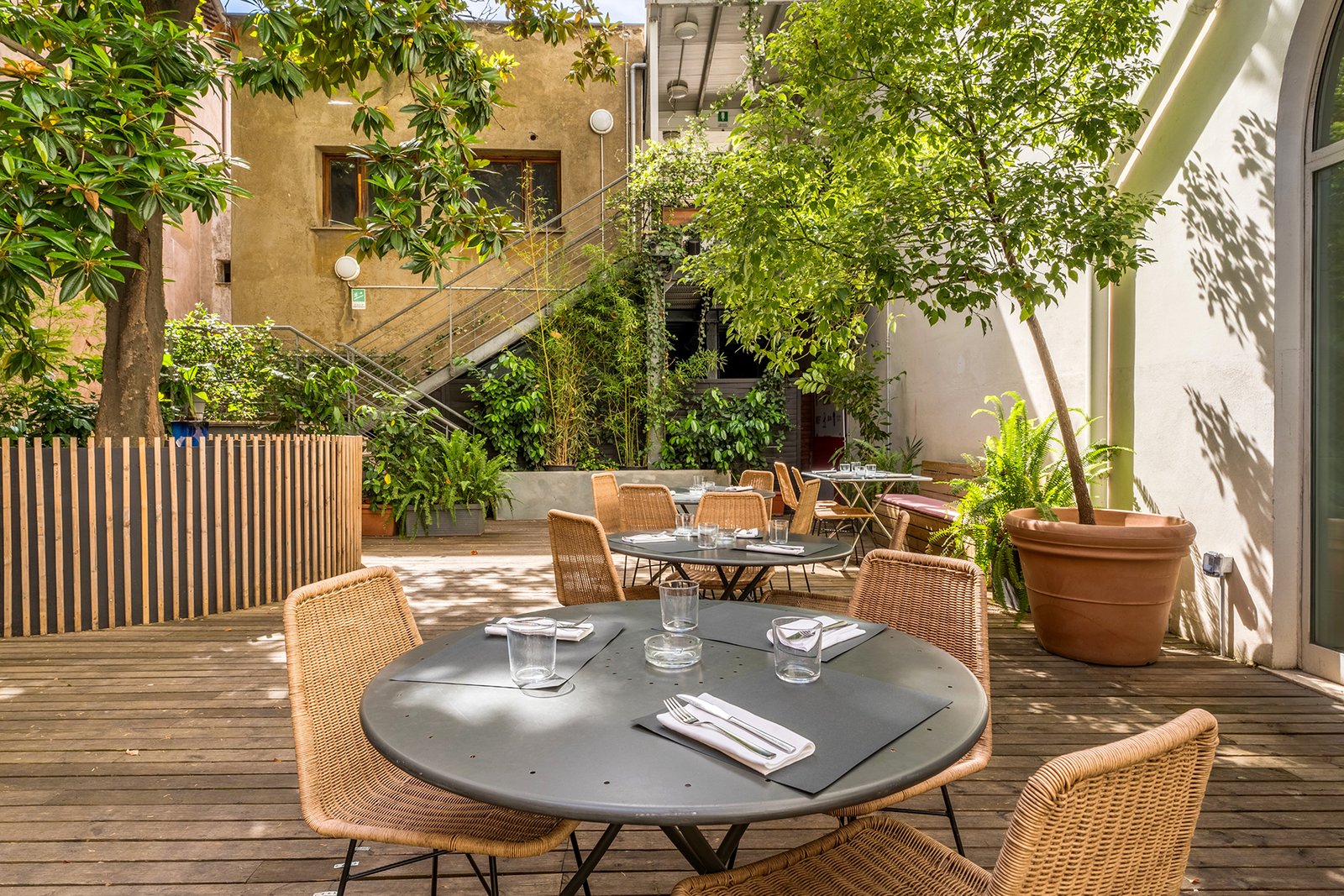 Il giardino del Caffe delle Esposizioni apparecchiato fra gli alberi
