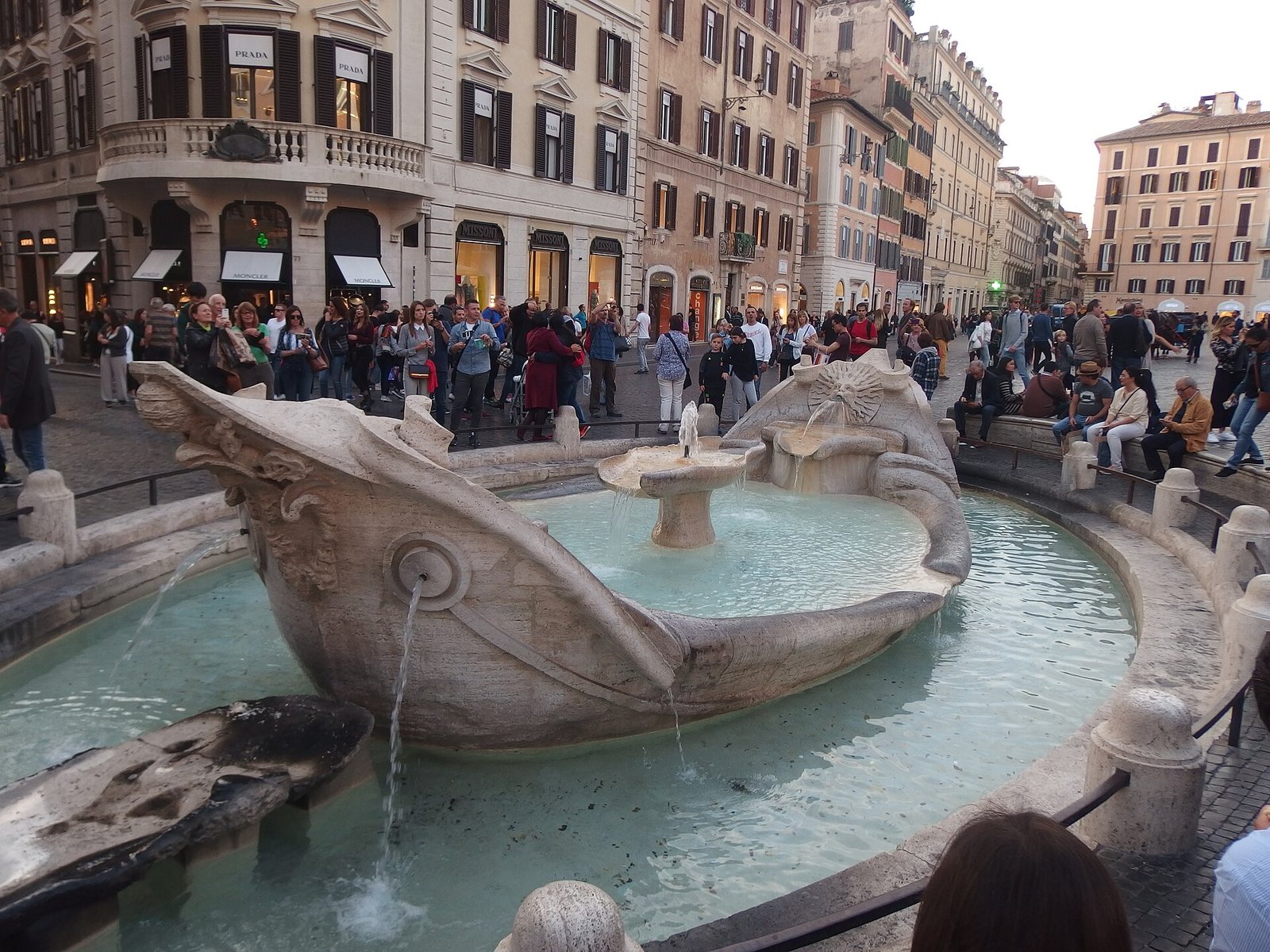 La Fontana della Barcaccia in piazza di Spagna a Roma