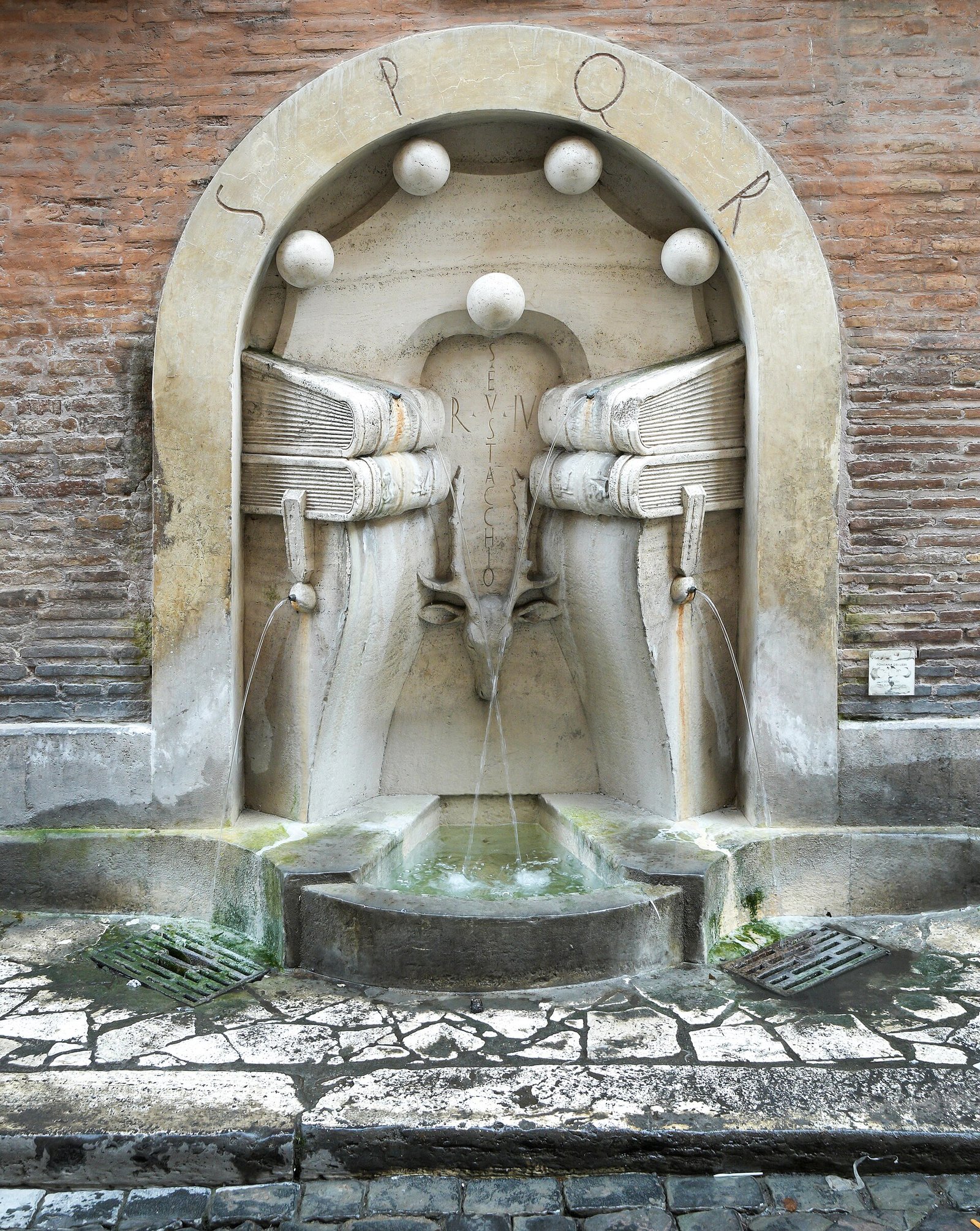 Fontana dei Libri di Pietro Lombardi in via degli Staderari