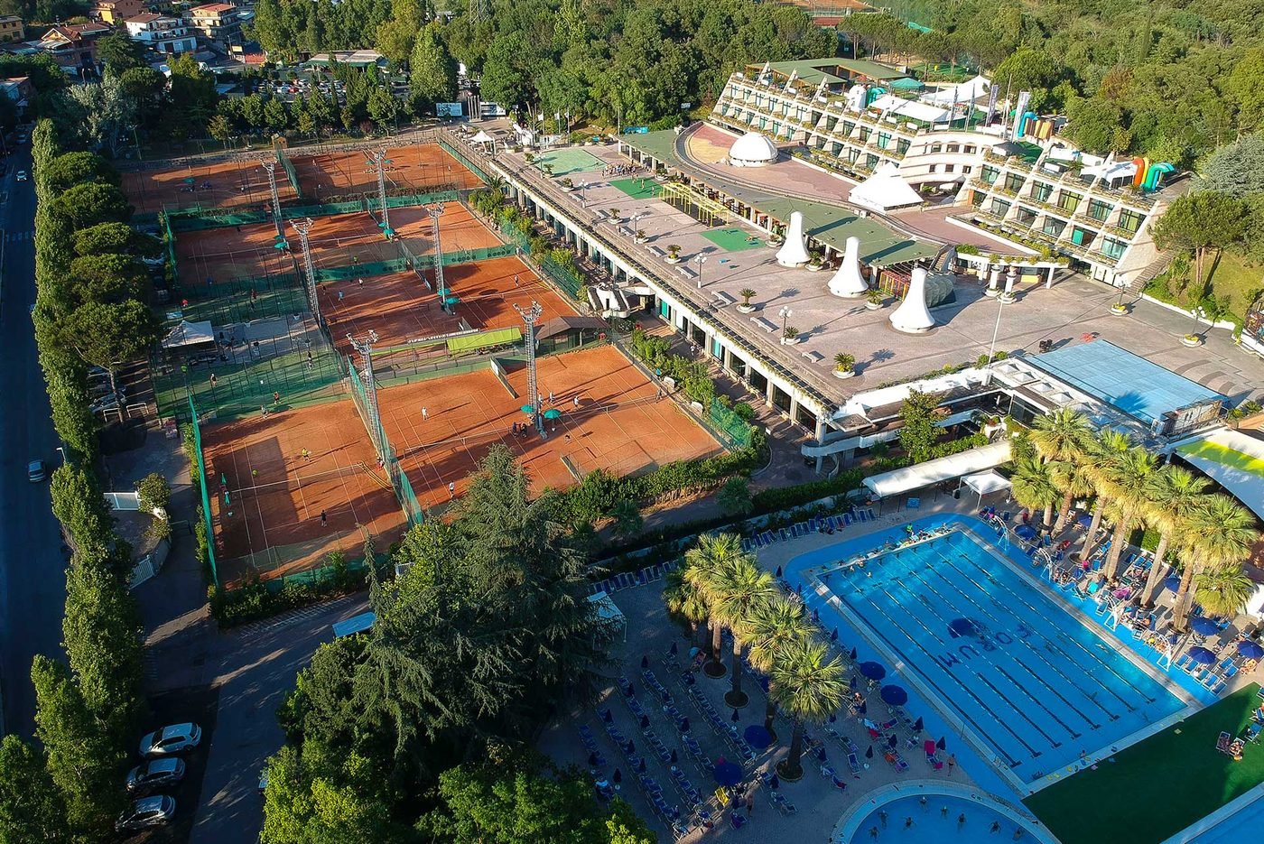 Veduta aerea del Forvm Sport Center in via Cornelia con campi in terra rossa e piscina