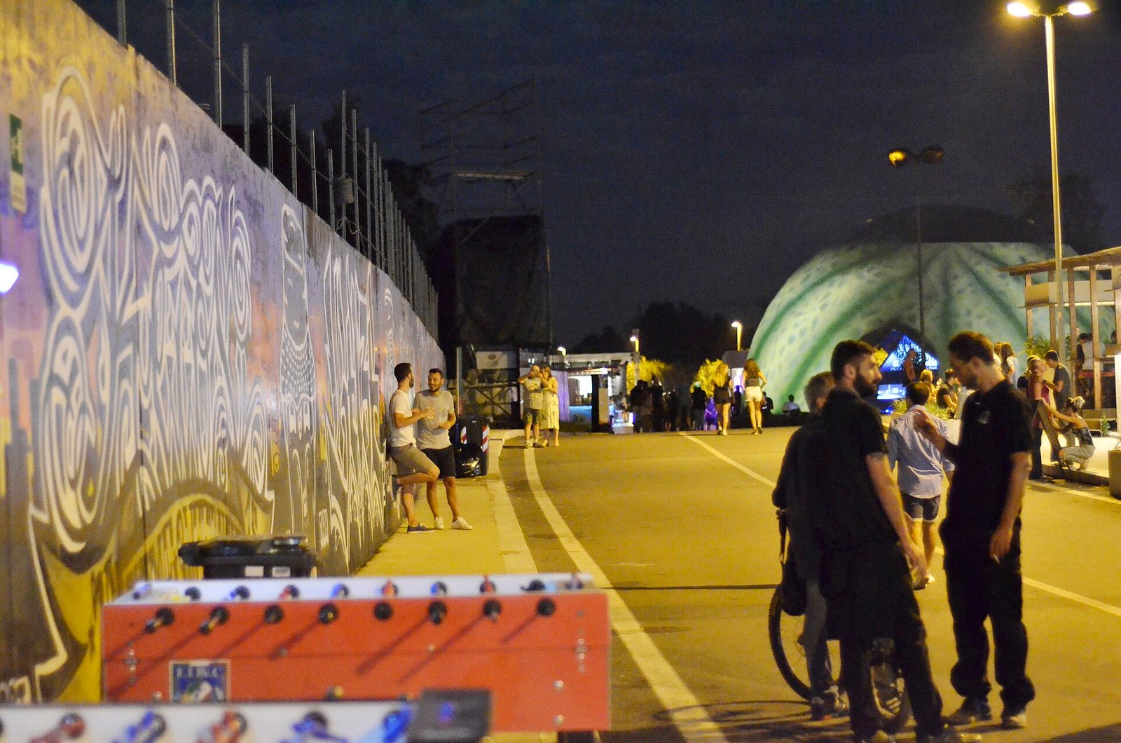 Codice sconto Lime RVTKYFM 2026: guida essenziale a Roma 3 Codice sconto Lime: una serata all'aperto all'Ostiense, fra un muro dipinto, persone a passeggio e una bicicletta