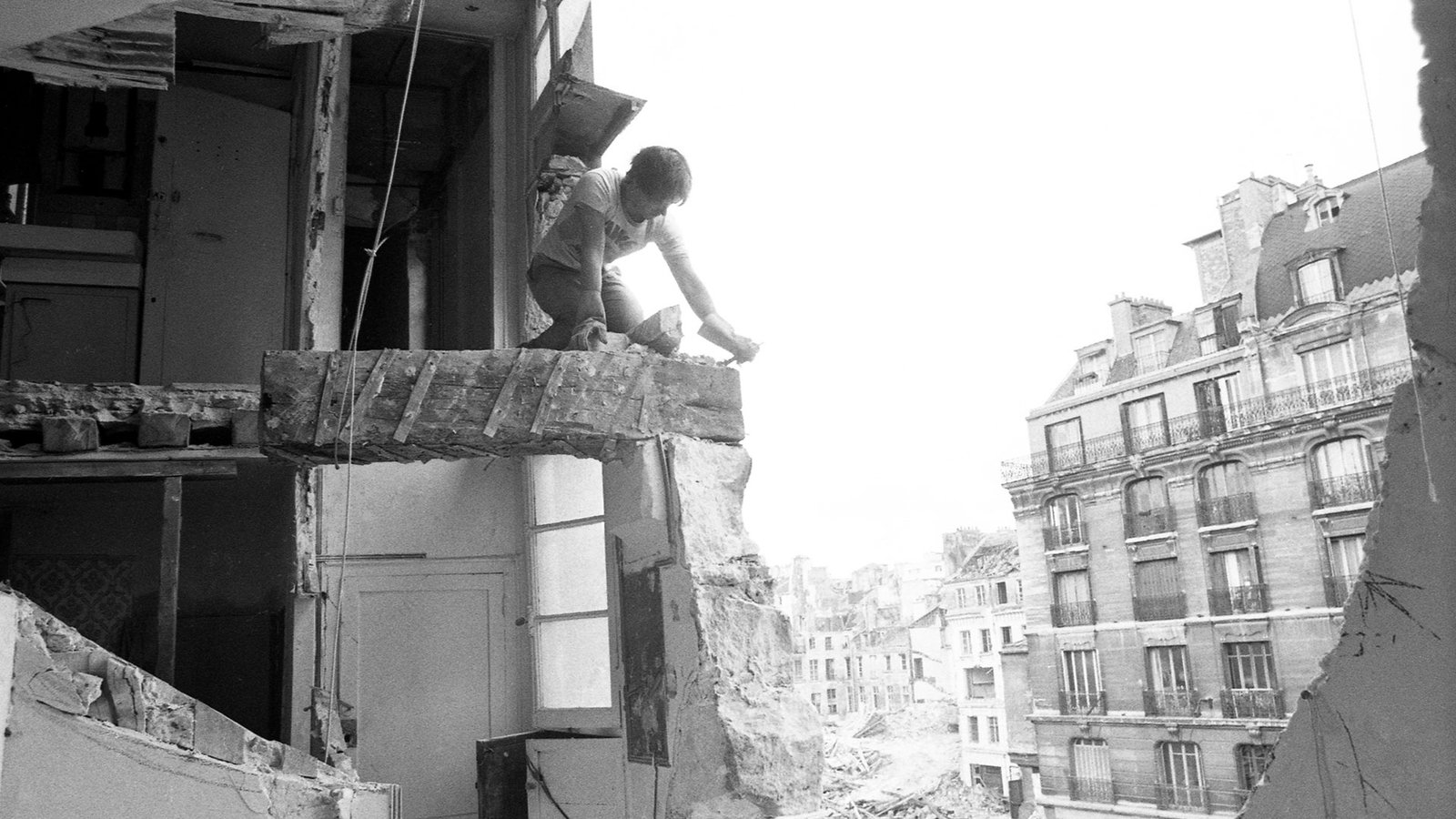 Immagine ufficiale della mostra Gordon Matta-Clark. Not the Work...The Worker al MAXXI