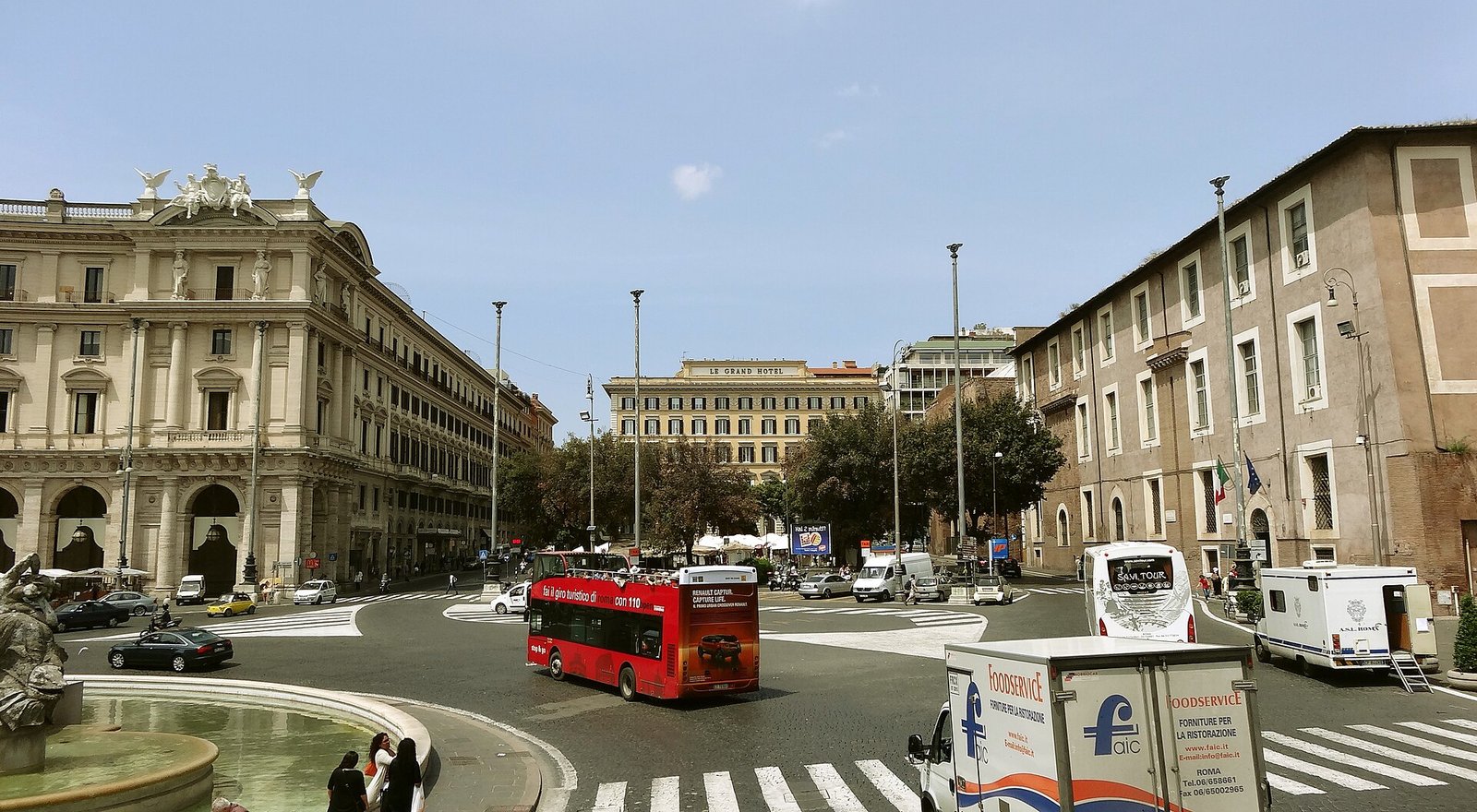 Piazza della Repubblica con, sullo sfondo, l'edificio del Grand Hotel, oggi The St. Regis Rome, che ospita Galleria Continua / Roma